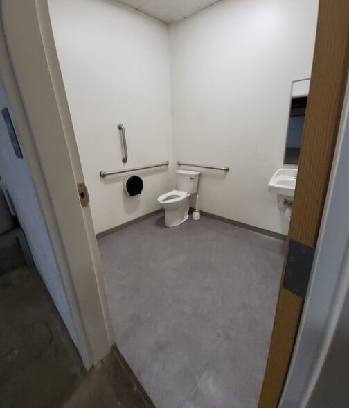 More Photos Of 600 Elmwood Ave, Sharon Hill Flex For Lease