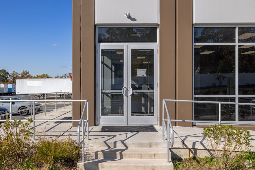 More Photos Of 200 S Pemberton Rd, Pemberton Distribution For Lease