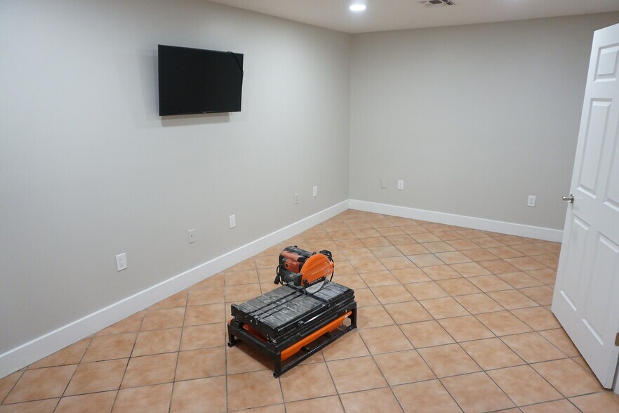 More Photos Of 5603 Northdale St, Houston Warehouse For Lease