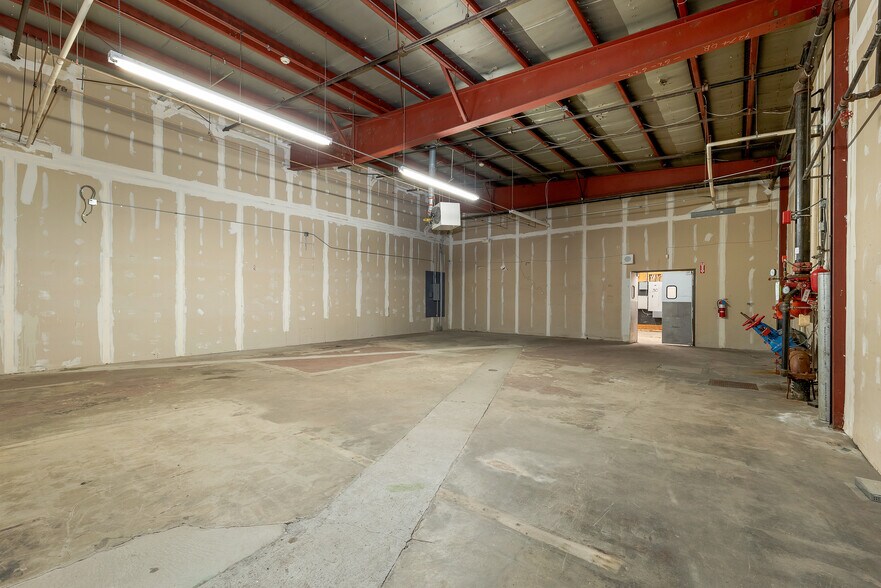 More Photos Of 15 Mont Vernon St, Milford Freestanding For Lease