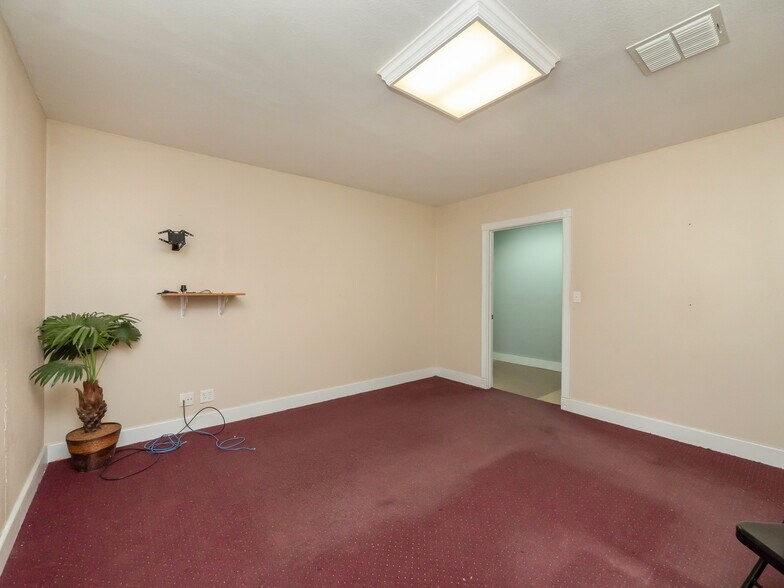 More Photos Of 318 W Byrd Blvd, Universal City Office For Sale