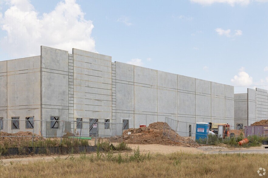 More Photos Of 2694 Twinwood Pky, Brookshire Industrial For Sale