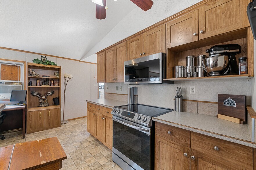 More Photos Of 81 Barstow St, Carseland Auto Repair For Sale