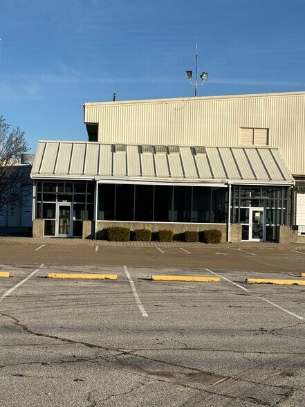 More Photos Of 1618 Lynch Rd, Evansville Warehouse For Sale