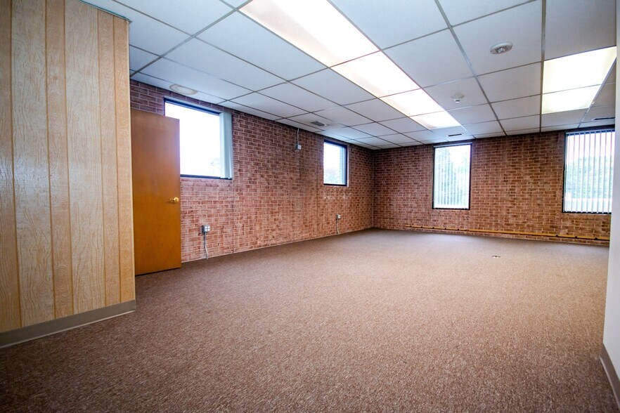 More Photos Of 1300 Jefferson Blvd, Warwick Showroom For Lease