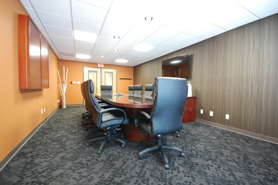 More Photos Of 5251 S East St, Indianapolis Office For Lease