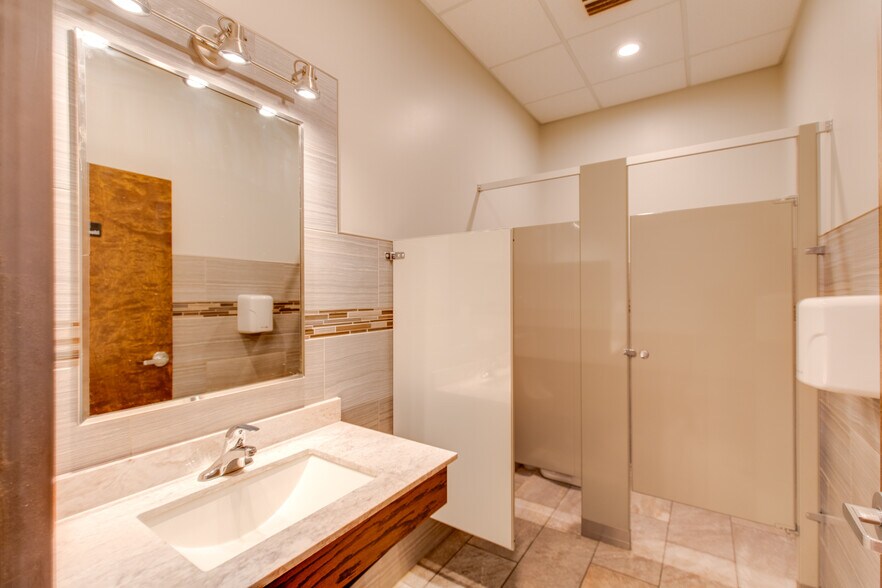 More Photos Of 11 E Hubbard St, Chicago Office For Lease