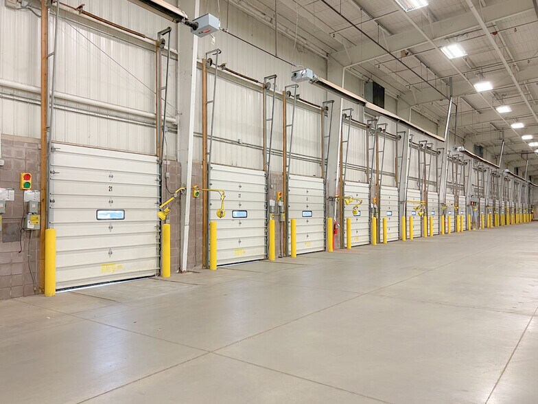 More Photos Of 21160 Drake Rd, Strongsville Warehouse For Lease