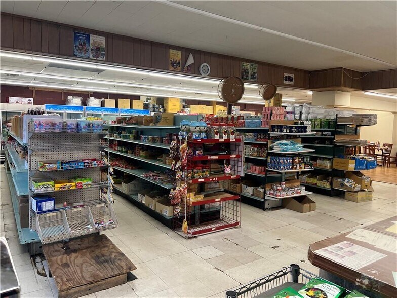 More Photos Of 416 Putnam St, Eau Claire Supermarket For Sale
