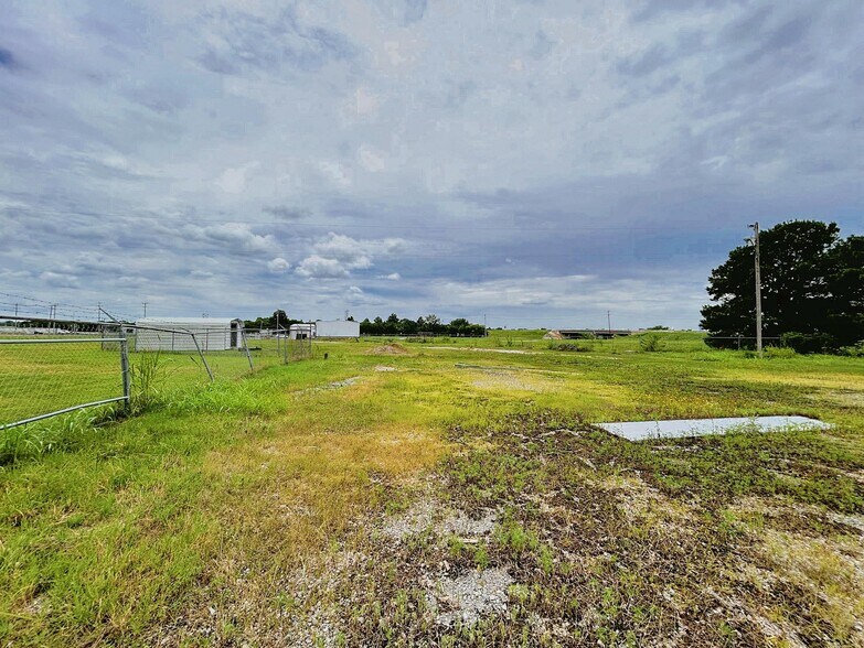 More Photos Of 120 W Peak Blvd, Muskogee Freestanding For Sale