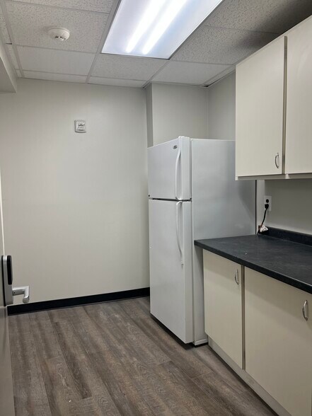 More Photos Of 807-809 E Baltimore St, Baltimore Medical For Lease