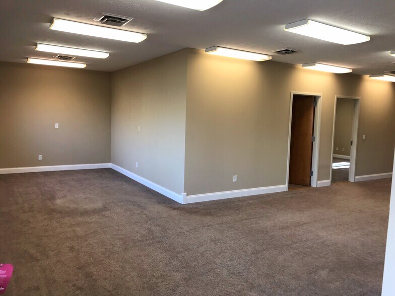 More Photos Of 1012 Ekstam Dr, Bloomington Office For Lease