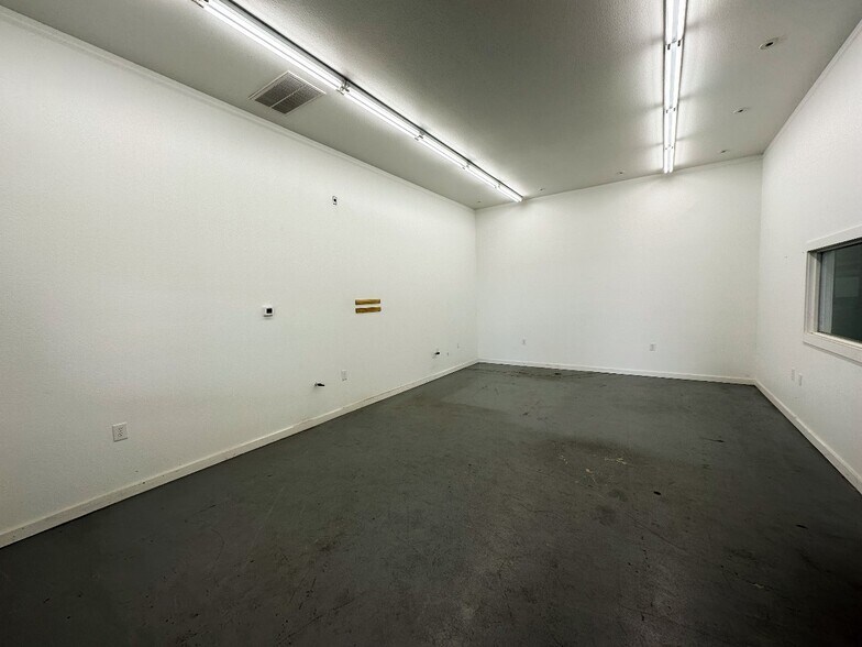 More Photos Of 1701 Industrial Blvd, Brenham Manufacturing For Lease