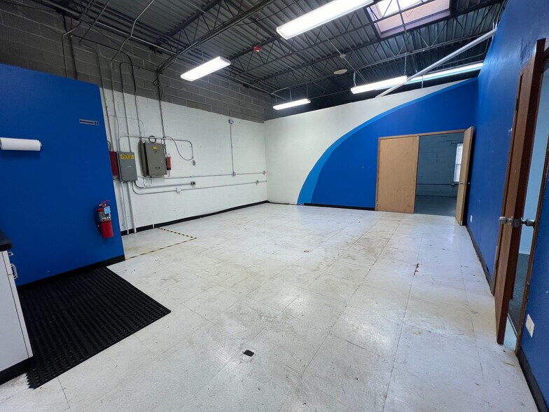 More Photos Of 225 James St, Bensenville Warehouse For Lease