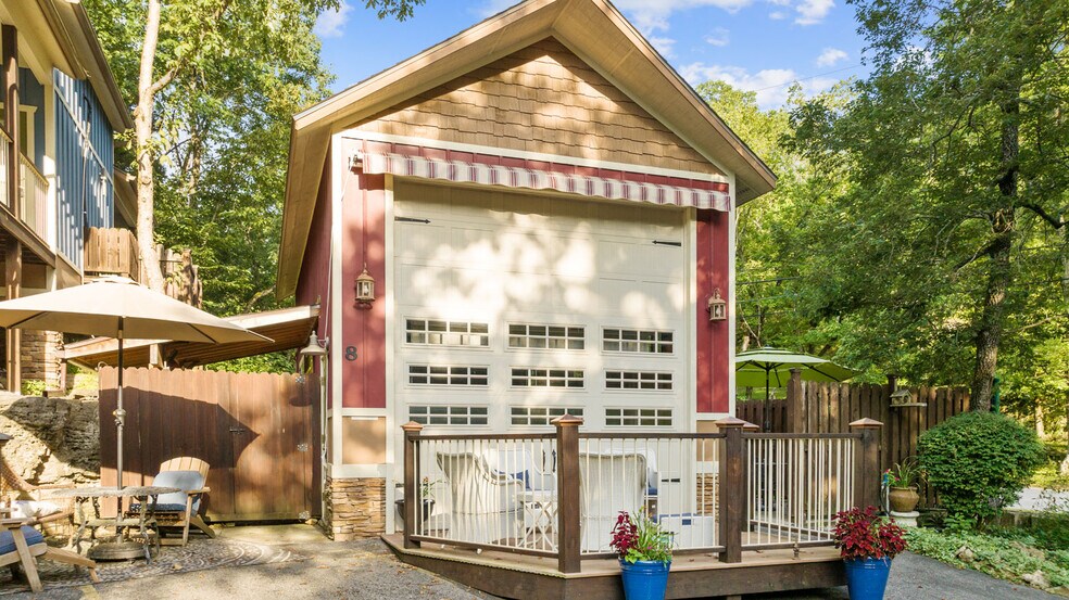 More Photos Of 275 N Main St, Eureka Springs Hotel For Sale