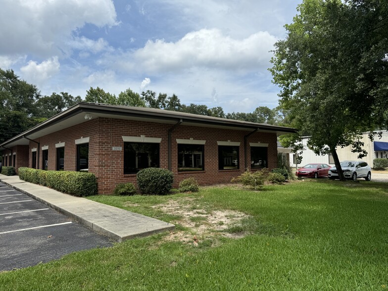 Primary Photo Of 3090 Dauphin Sq Connector, Mobile Medical For Lease