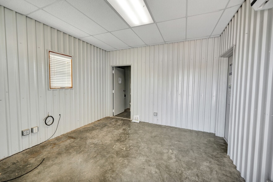 More Photos Of 2107 E County Road 130, Midland Warehouse For Lease