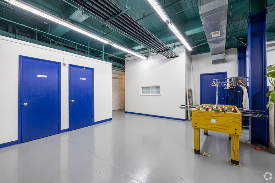 More Photos Of 208 S Pulaski St, Baltimore Light Manufacturing For Sale