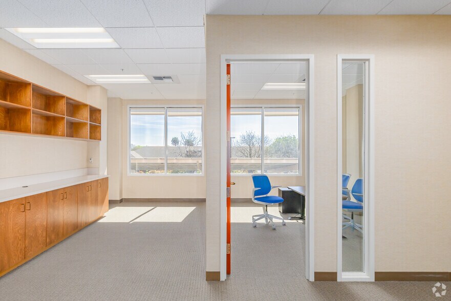 More Photos Of 1100 Main St, Woodland Medical For Lease