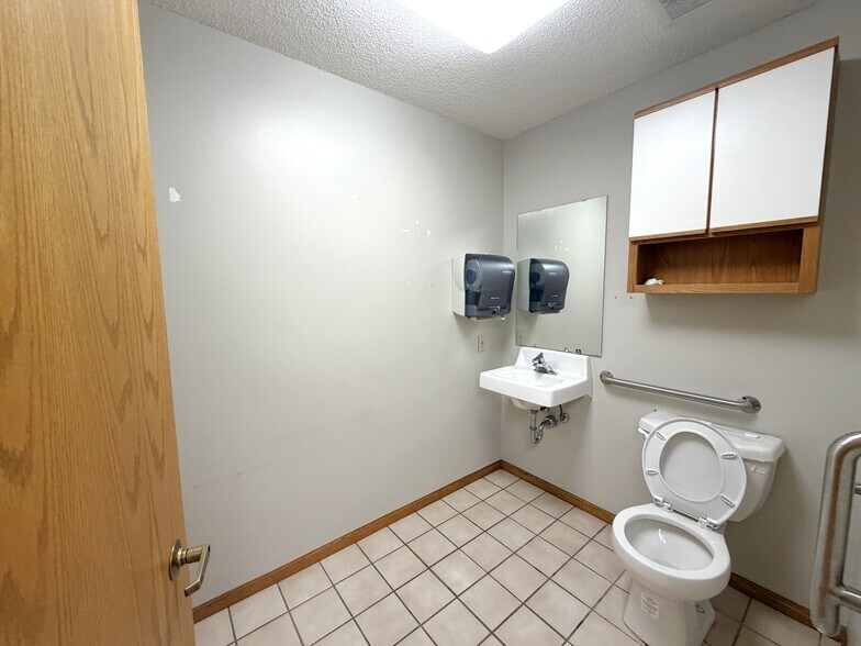 More Photos Of 14387 Edgewood Dr, Baxter Office For Lease