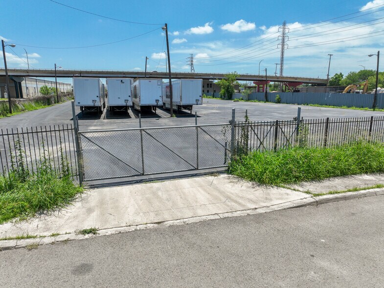 More Photos Of 702 San Fernando St, San Antonio Manufacturing For Sale