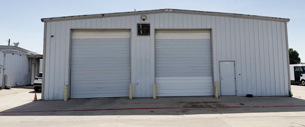 More Photos Of 3212 E Abram St, Arlington Warehouse For Lease