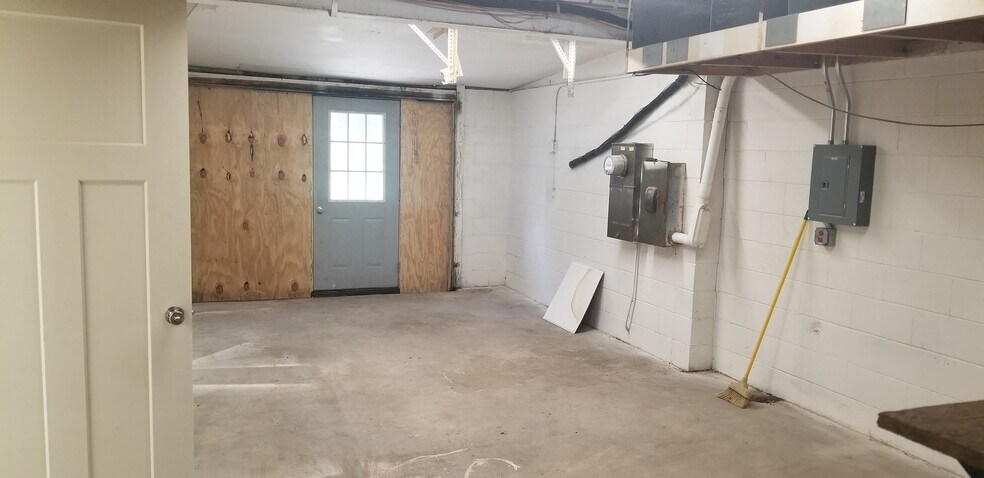 More Photos Of 1257 E Broadway St, Bradley Industrial For Lease