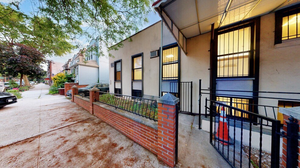 More Photos Of 77-20 74th St, Ridgewood Medical For Lease