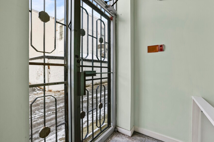 More Photos Of 729 8th St SE, Washington Storefront Retail Office For Sale