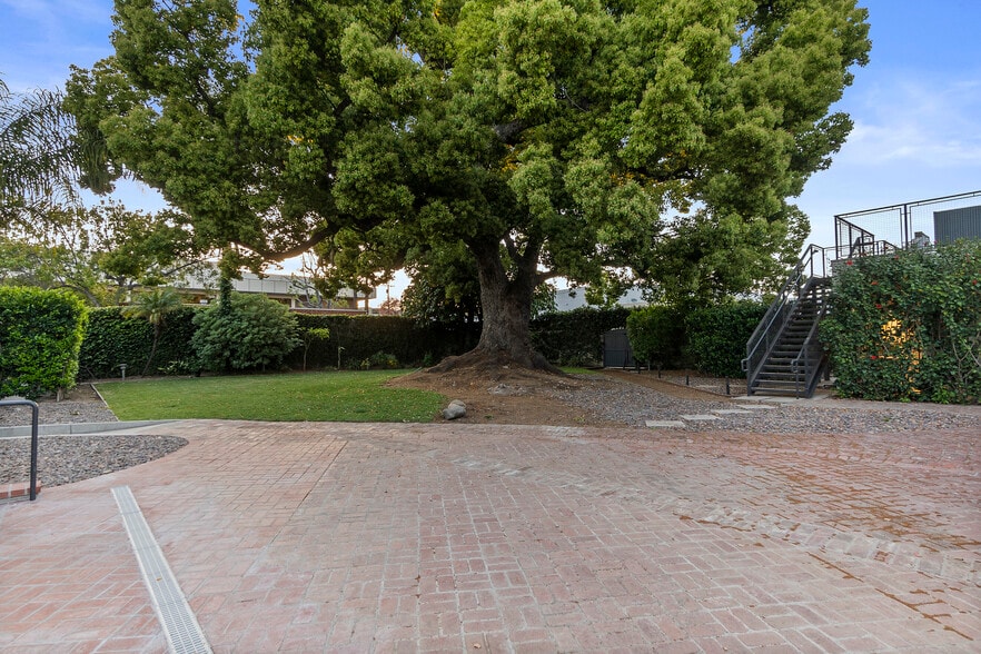 More Photos Of 207 S Fair Oaks Ave, Pasadena Unknown For Lease