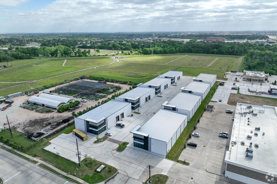 More Photos Of 282 Bucees Blvd, Katy Unknown For Lease