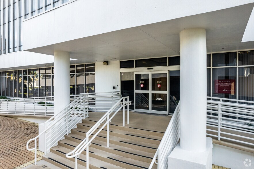 More Photos Of 1100 5th Ave S, Naples Office For Lease