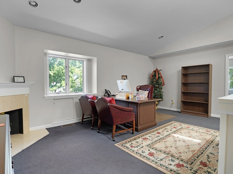More Photos Of 644 E Main St, Palmyra Office For Sale