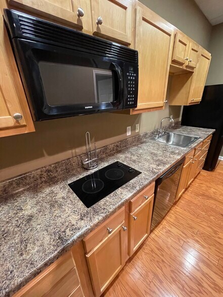 More Photos Of 27 Gary St, Carnegie Light Distribution For Lease