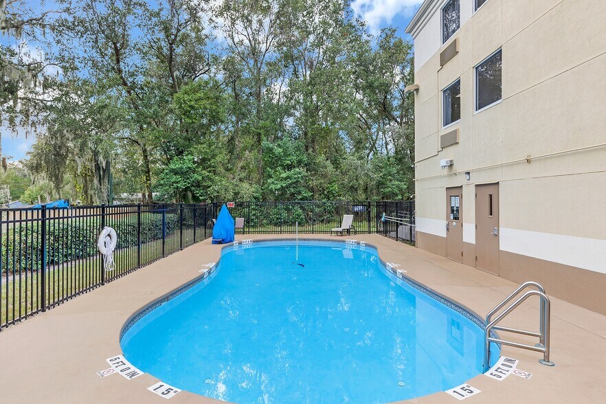 More Photos Of 400 E International Speedway Blvd, Deland Hotel For Sale