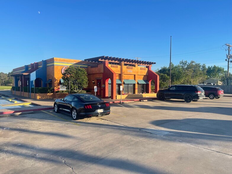 More Photos Of 1700 Ruth St, Sulphur Restaurant For Sale