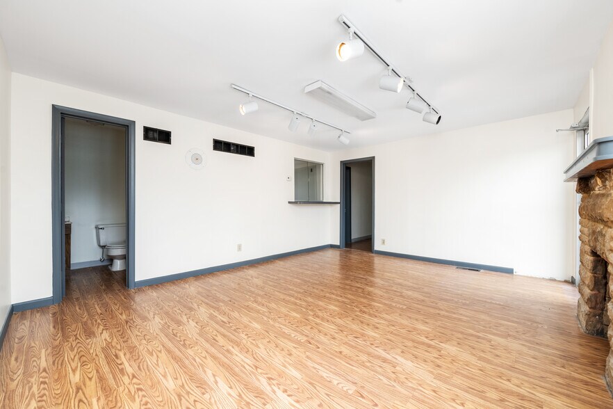 More Photos Of 10 Youell St, Florence Office For Sale