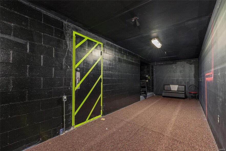 More Photos Of 512 Old Route 66, Saint Robert Showroom For Sale