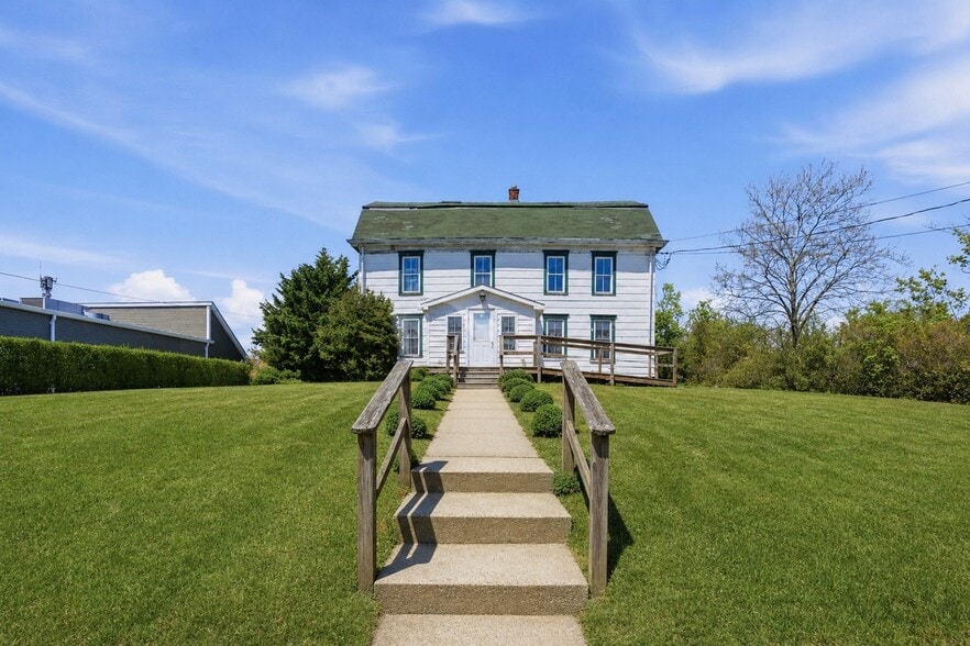 Primary Photo Of 1612 Main Rd, Riverhead Freestanding For Sale