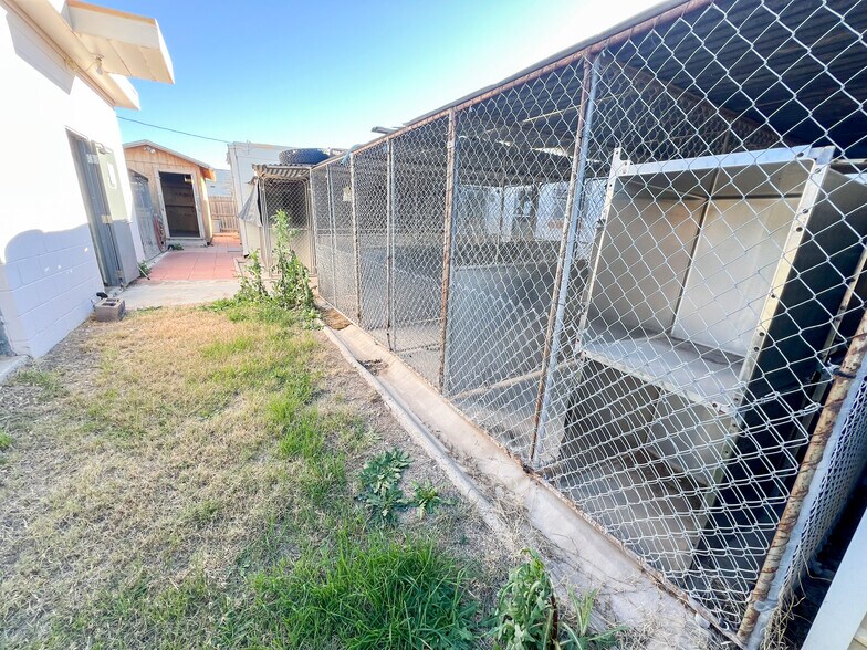 More Photos Of 3400 N Big Spring St, Midland Veterinarian Kennel For Sale
