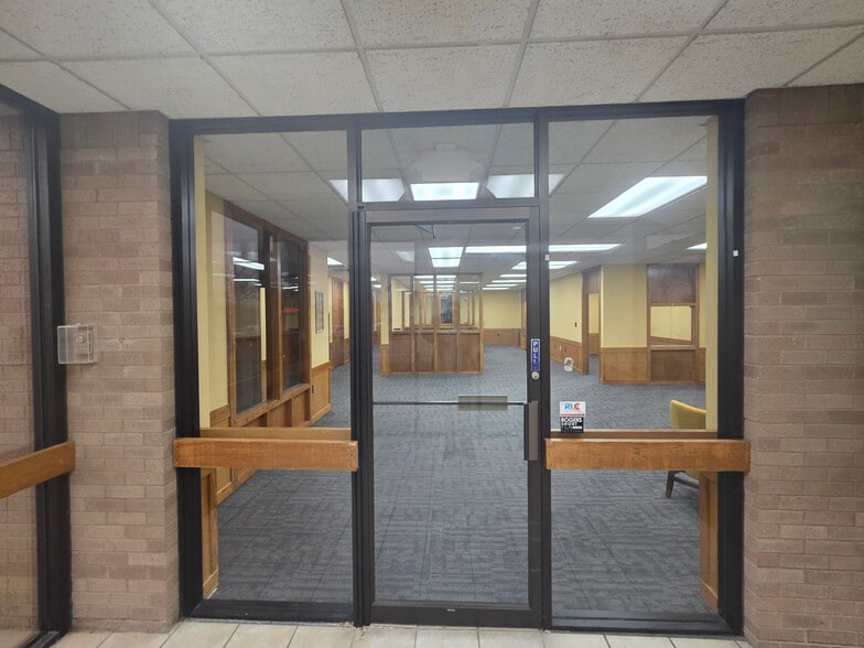 More Photos Of 401 N 2nd St, Rogers Office For Lease