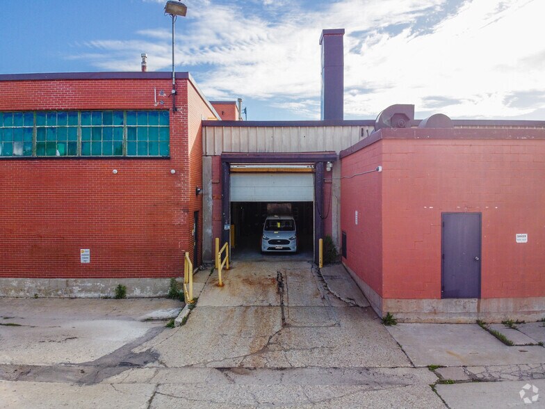 More Photos Of 136 Ottawa St S, Kitchener Distribution For Lease