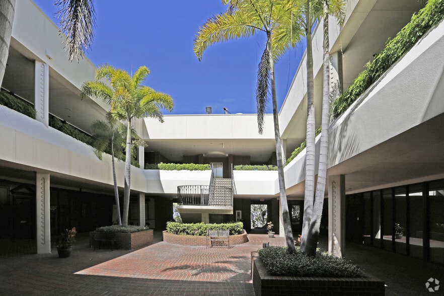 More Photos Of 2033 Wood St, Sarasota Medical For Lease