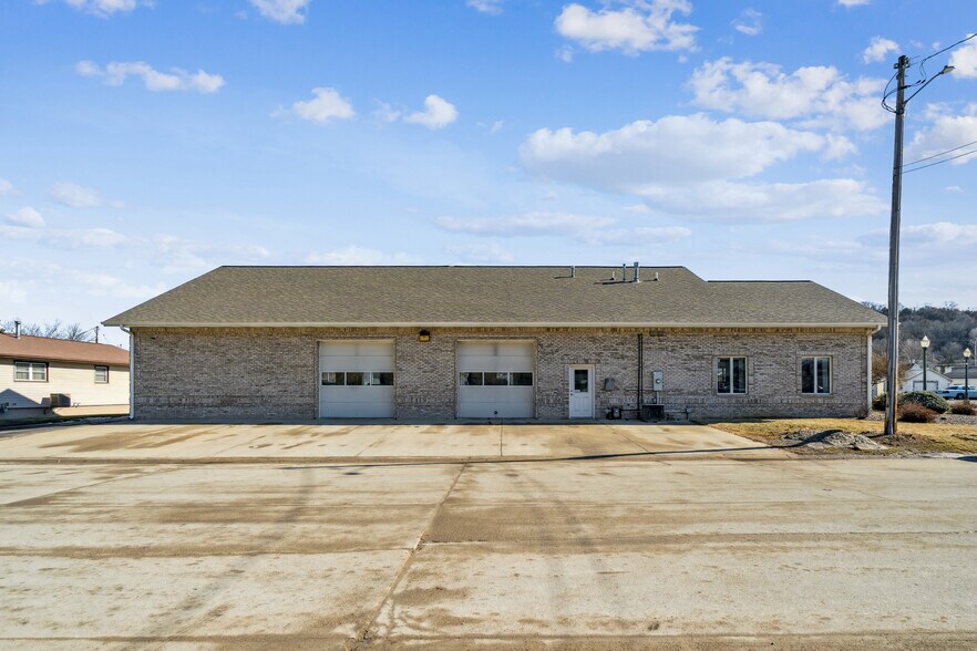 More Photos Of 702 Short St, Decorah Office For Sale