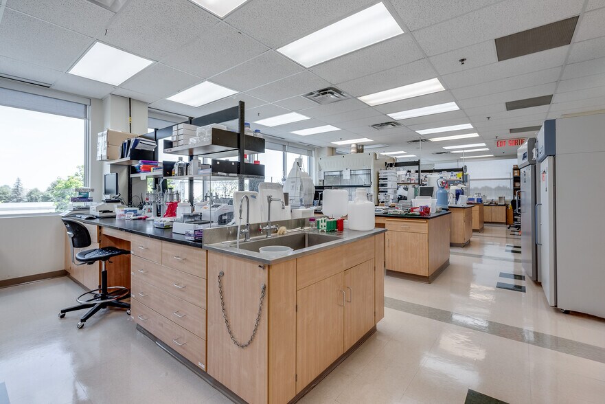 More Photos Of 310 Hunt Club Rd, Ottawa Office For Lease