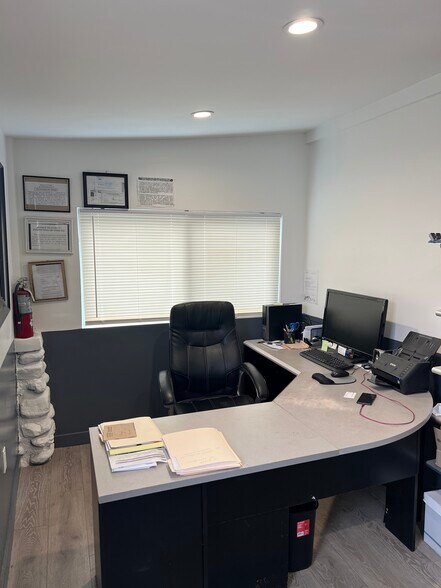More Photos Of 17035 Sierra Hwy, Santa Clarita Coworking Space