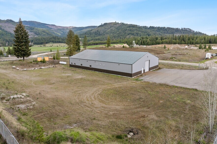 More Photos Of 275 Industrial Park Ave, Spirit Lake Warehouse For Lease