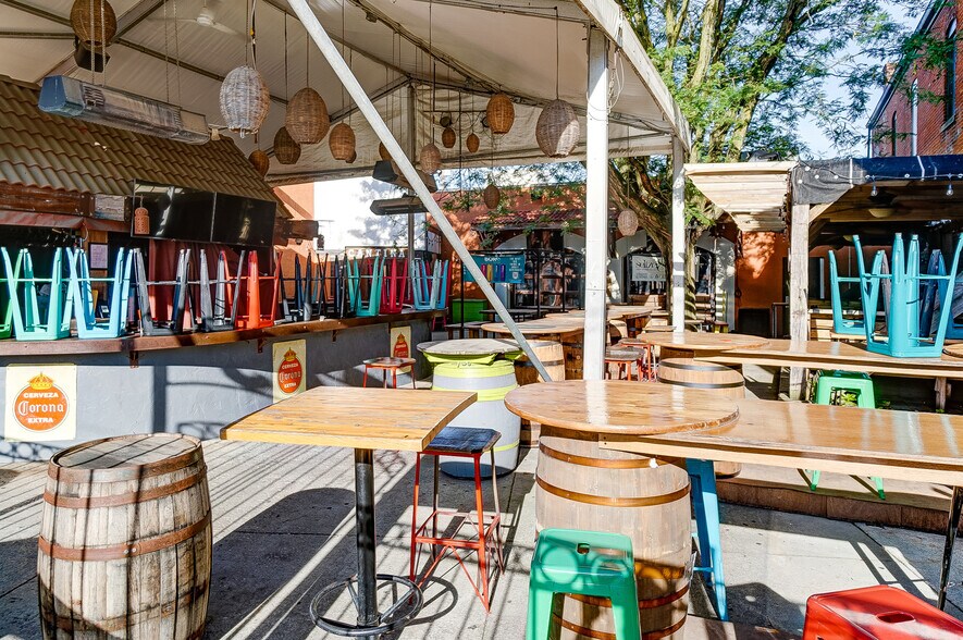 More Photos Of 491 Park St, Columbus Bar For Lease