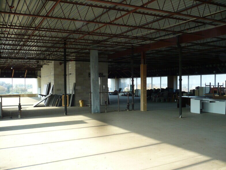 More Photos Of 1425 N Dallas Ave, Lancaster Office For Lease