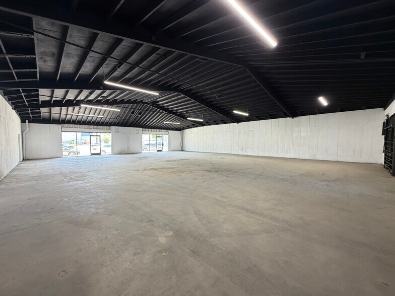 More Photos Of 3014 Floyd St, Burbank Warehouse For Lease